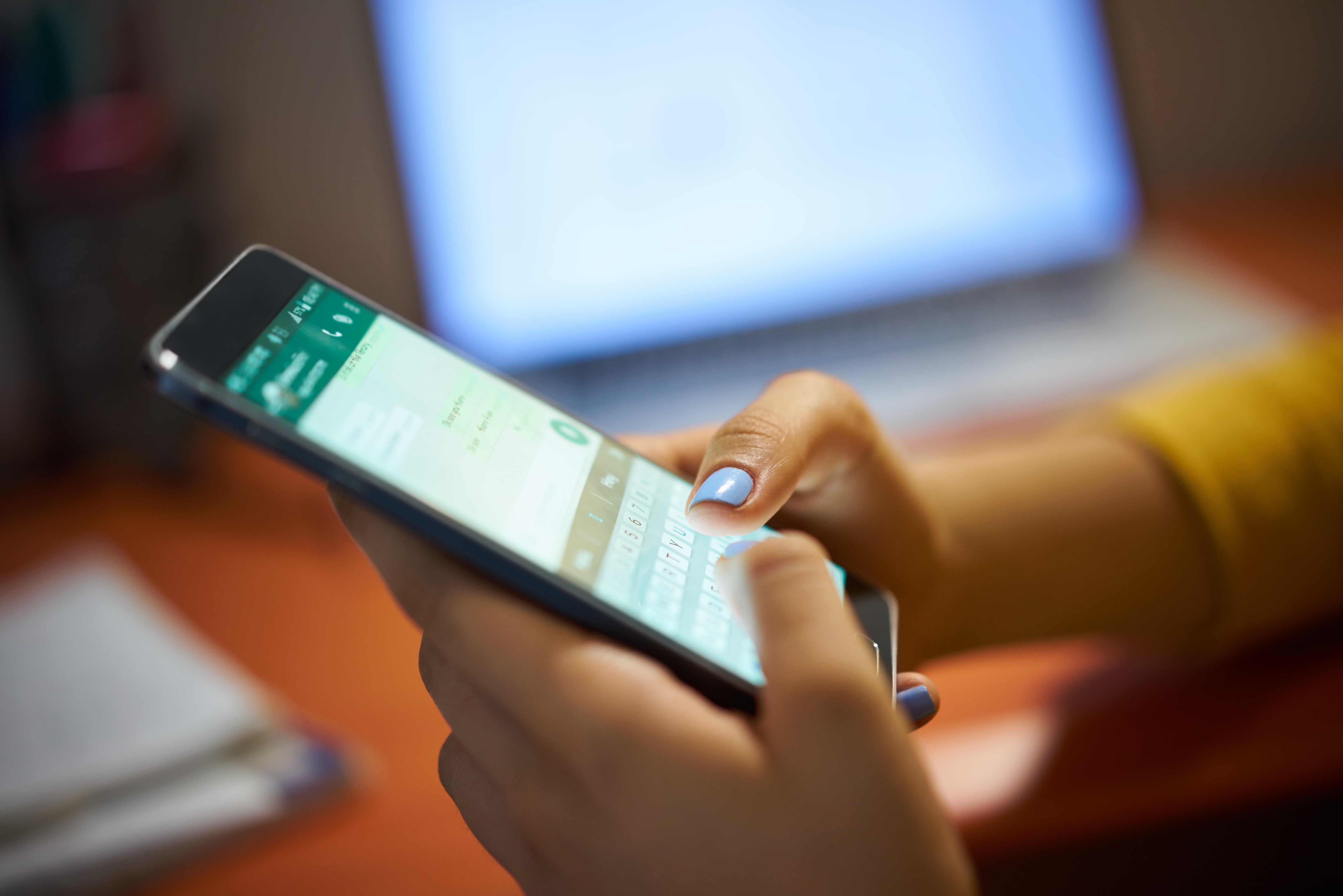 Trabajador contactando a JustoLaboral por WhatsApp en Monterrey